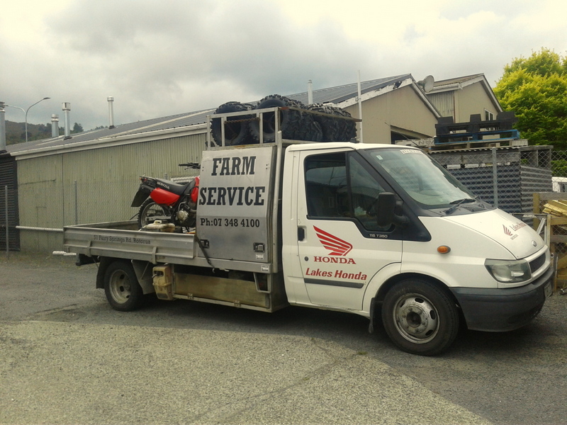 Mobile farm service truck